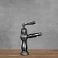 Faucet doirteal retro-stíl déanta as práis i dath dubh le patrúin, airde 26 cm, le gob tarraingt amach suas go dtí 100 cm