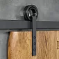 Sistema de puerta corredera para puertas de madera fabricada en acero, color negro, para puertas de hasta 130 kg, longitud 2 metros, fijada a pared