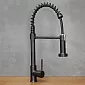 Modern köksblandare i industriell stil av mässing med 360 graders roterbar pip, höjd 47 cm, piplängd 18 cm, krom eller svart färg