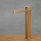 Minimalistinen ruostumattomasta teräksestä valmistettu hana antiikkipronssin värisenä, korkeus 30,5 cm, juoksuputken pituus 14 cm