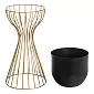 Pot de fleur conçu en métal composé de tiges d'acier couleur dorée et panier en plastique couleur noir, largeur 20 cm, hauteur 46 cm