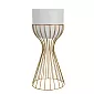 Metalldesignad blomkruka gjord av stålstänger gyllene färg och plastkorg vit färg, bredd 20 cm, höjd 46 cm