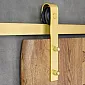 Sistema de puerta corredera hecho de acero en color dorado, para puertas de una hoja de hasta 100 kg, montado en la pared
