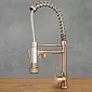 Robinet de cuisine à deux becs en laiton couleur or rose, aspect industriel, bec rotatif à débit constant et bec extractible avec jet de douche, hauteur totale 54 cm