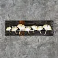 Decoração de parede de metal 3D, arte de parede, delicadas flores de metal contra um fundo escuro contrastante, orientação horizontal, dimensões 115x35 cm