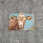 Decoração 3D em metal, uma vaca marrom com um coração na testa sobre fundo azul, orientação horizontal, dimensões 90x60cm