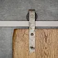 Gammalt utseende skjutdörrssystem i rå silverfärgat stål med rostspår, för enbladsdörrar upp till 130 kg, montering på vägg, total längd 200 cm