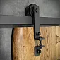Originalt udseende skydedørssystem af stål i sort farve, til 1-fløjs døre op til 130 kg, total længde 200 cm