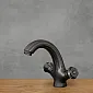 Torneira para lavatório em latão preto estilo industrial, com 16cm de altura e bica de 10cm de comprimento.