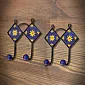 Set aus 2 dekorativen Wandhaken – handgefertigte Keramik- & Stahl-Kleiderhaken, 15,5 cm Höhe, elegantes Blumendesign