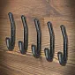 Juego de 5 ganchos para abrigos de pared de metal negro y cuero – gancho decorativo de metal elegante para pasillo y oficina, altura 14 cm