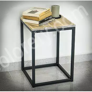 Kubusvormige metalen salontafel met een design houten blad en een stevig stalen frame, hoogte 50 cm, breedte 35 cm