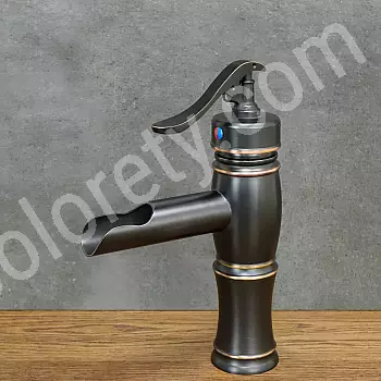 Waschbeckenarmatur aus Messing im Wasserfall-Stil in schwarzer Farbe mit Shabby-Effekt, Höhe 22,5 cm, Auslauflänge 10 cm