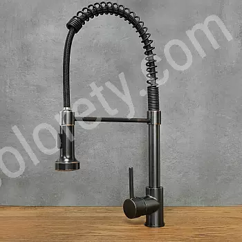 Moderne køkkenarmatur i sort messing med fjeder, total højde 50 cm