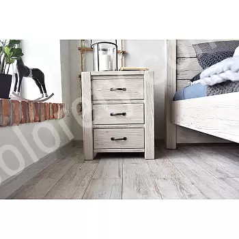 Noptieră din lemn masiv de molid cu trei sertare, finisaj văruit, înălțime 67 cm, lățime 54 cm, adâncime 42 cm, set de 2 bucăți