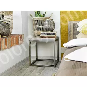 Comodino, piano in legno di pino, struttura in metallo, altezza 39,5 cm, larghezza e profondità 37 cm, set da 2 pezzi