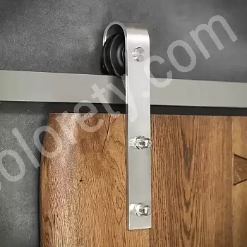 Sistem kliznih vrata za jednokrilna drvena vrata, težina do 130 kg, dužina 2 metra, siva boja, pričvršćena na zid