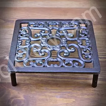 Kuchyňský dekorativní litinový stojan na hrnce čtvercového tvaru s nožičkami, rozměry 17,5 x 17,5 x 4,5 cm