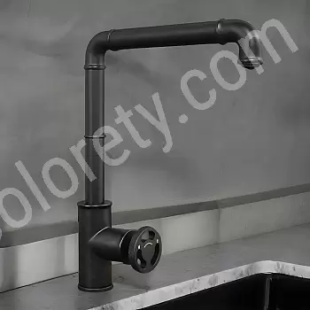 Ein stilvoller Standhahn aus Messing mit einem Knopf zur Regulierung des Wasserflusses und der Wassertemperatur, Höhe 33 cm
