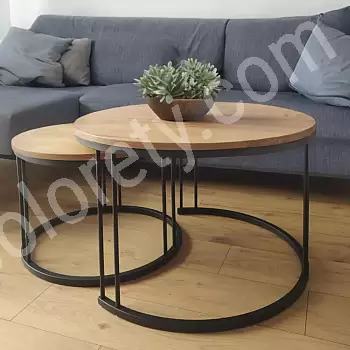 Elegante mesa de centro redonda dois em um com hastes duplas de metal, altura 47 cm e 40 cm, diâmetro 75 cm e 58 cm, tampo laminado cores preto, branco, carvalho, mármore, concreto