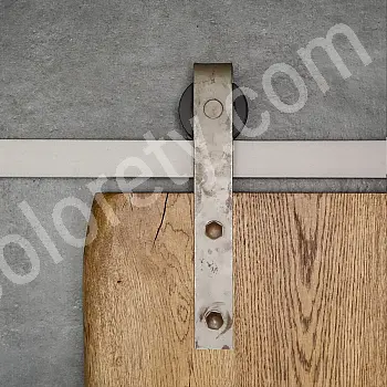 Alt ausgesinn Schiebetürsystem Kit aus rohe Sëlwerfaarf Stahl mat Rostspuren, fir een Blat Dieren bis 130 kg, Montage un der Mauer, Gesamtlängt 200 cm