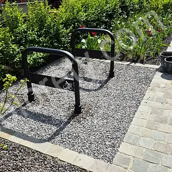 Jalgrattaalus, tsingitud ja mustaks värvitud, retro stiilis, kõrgus 80 cm, pikkus 80 cm, malmist dekoratiivelementide ja rattalogoga, maasse betoneeritav