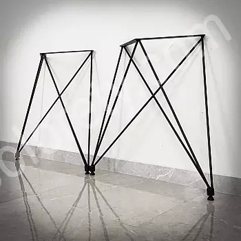 Fint metal bordben af stål, mål 75x72cm, 2 ben medfølger