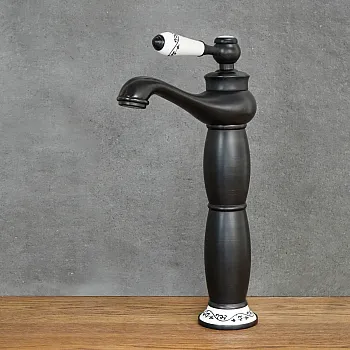 Retro-Stil Waschbecken aus Messing mat Keramikelementer, schwaarz a wäiss Faarf, Héicht 31 cm, Auslaaflängt 11,5 cm