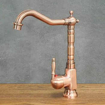 Aixeta de lavabo d'estil retro feta de llautó or rosa amb efecte desgastat, alçada 29 cm, longitud del broc 18 cm, amb airejador