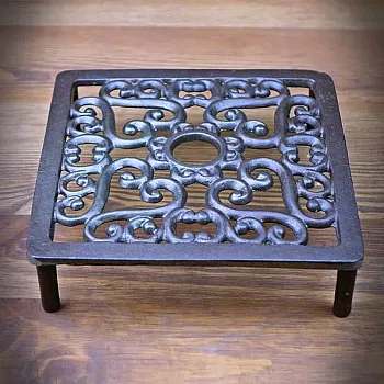 Mutfak dekoratif döküm demir sıcak tencere standı, ayaklı kare şekilli, ölçüler 17,5 x 17,5 x 4,5 cm