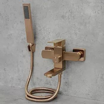 Modernios išvaizdos sieninis vonios maišytuvas, aukštis 15 cm, plotis 20 cm, rožinio aukso žalvario spalvos, šlifuota apdaila