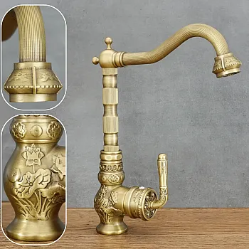 Vintage stílusú magas csaptelep sárgarézből dombormintás mintákkal, antik sárgaréz színben, magassága 31 cm, a kifolyó hossza 16 cm