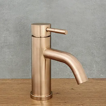 Retro stila jaucējkrāns izgatavots no nerūsējošā tērauda rozā zelta krāsā, matēts, pulēts, augstums 17 cm, snīpja garums 9,5 cm