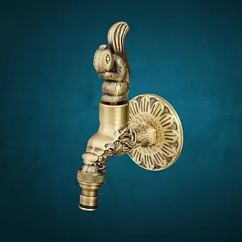 Rubinetto portagomma in Ottone Antico con Maniglia a Scoiattolo, altezza 16 cm, lunghezza bocca 10 cm