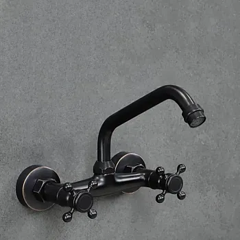 Messingist seinasegisti, musta värvi, tilaga tõstetud 115 kraadise nurga all, kõrgus 19 cm