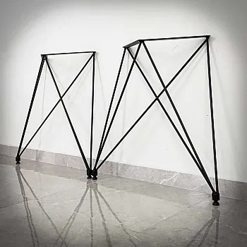 Geomeetriline, traadist raamiga pukkkonstruktsiooniga metallist lauajalg terasest, kõrgus 72 cm, mõõtmed 75x72 cm, komplektis 2 jalga