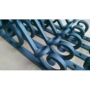 Sealbhóir bratach galánta déanta as barra cruach ollmhór le foircinn maisiúil brionnaithe te, dath dubh neamhlonrach, airde 36 cm