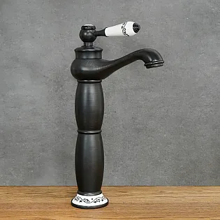 Grifo de lavabo estilo retro fabricado en latón con elementos cerámicos, color blanco y negro, altura 31 cm, longitud del caño 11,5 cm
