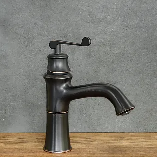 Retro-Stil Waschbecken aus schwaarzem Messing, Héicht 23,5 cm, Auslaaflängt 13,5 cm