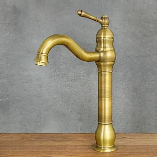 Retro stil stående håndvaskarmatur i forgyldt messing med shabby effekt, højde 34 cm, tudlængde 17 cm