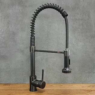 Moderne schwaarze Messing Kichenkran mat Fréijoer, Gesamthéicht 50 cm
