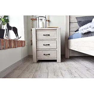 Üç çekmeceli, ladin ağacından masif ahşap komodin, beyaz eskitme yüzey, yükseklik 67 cm, genişlik 54 cm, derinlik 42 cm, 2 adet set