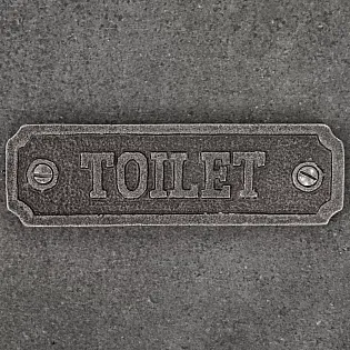 Informativna pravokotna tabla iz litega železa z napisom Toilet, dimenzije 3,2 x 11,5 cm, komplet 10 kos