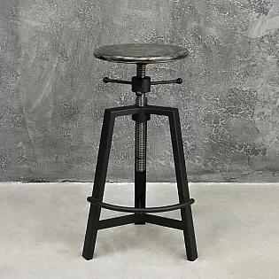 Pramoninio stiliaus mechaniškai reguliuojamo aukščio taburetė, plieninė-medieninė, aukštis 5780 cm