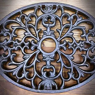 Ceap pota te iarann teilgthe maisiúil maisiúil iarann teilgthe le cruth ubhchruthach, toisí 17.5 x 23 x 1.6 cm, sraith de 2 ríomhaire