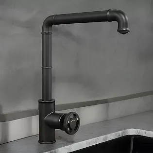 Un elegante rubinetto in ottone da terra con una manopola per regolare il flusso e la temperatura dellacqua, altezza 33 cm