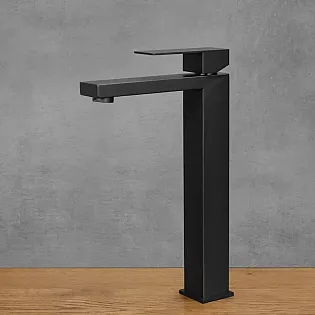 Moderni minimalistinen ruostumattomasta teräksestä valmistettu hana, korkeus 30,5 cm, juoksuputken pituus 14 cm, väri musta