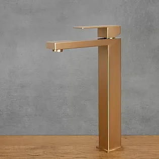 Aixeta minimalista dacer inoxidable en color bronze antic, alçada 30,5 cm, longitud del broc 14 cm