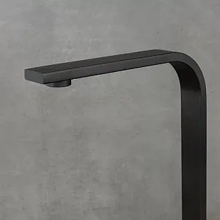 Robinet de cuisine carré moderne en acier inoxydable noir mat, design géométrique minimaliste, hauteur 35,2 cm, longueur du bec 19,5 cm