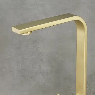 Moderni minimalistinen ruostumattomasta teräksestä valmistettu hana, korkeus 35,2 cm, juoksuputken pituus 19,5 cm, väri matta antiikki messinki